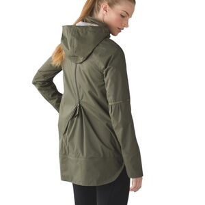 Lululemon Fo Drizzle Jacket Fatigue Green Raint Coat Rel: 3/2015 Women's size 6